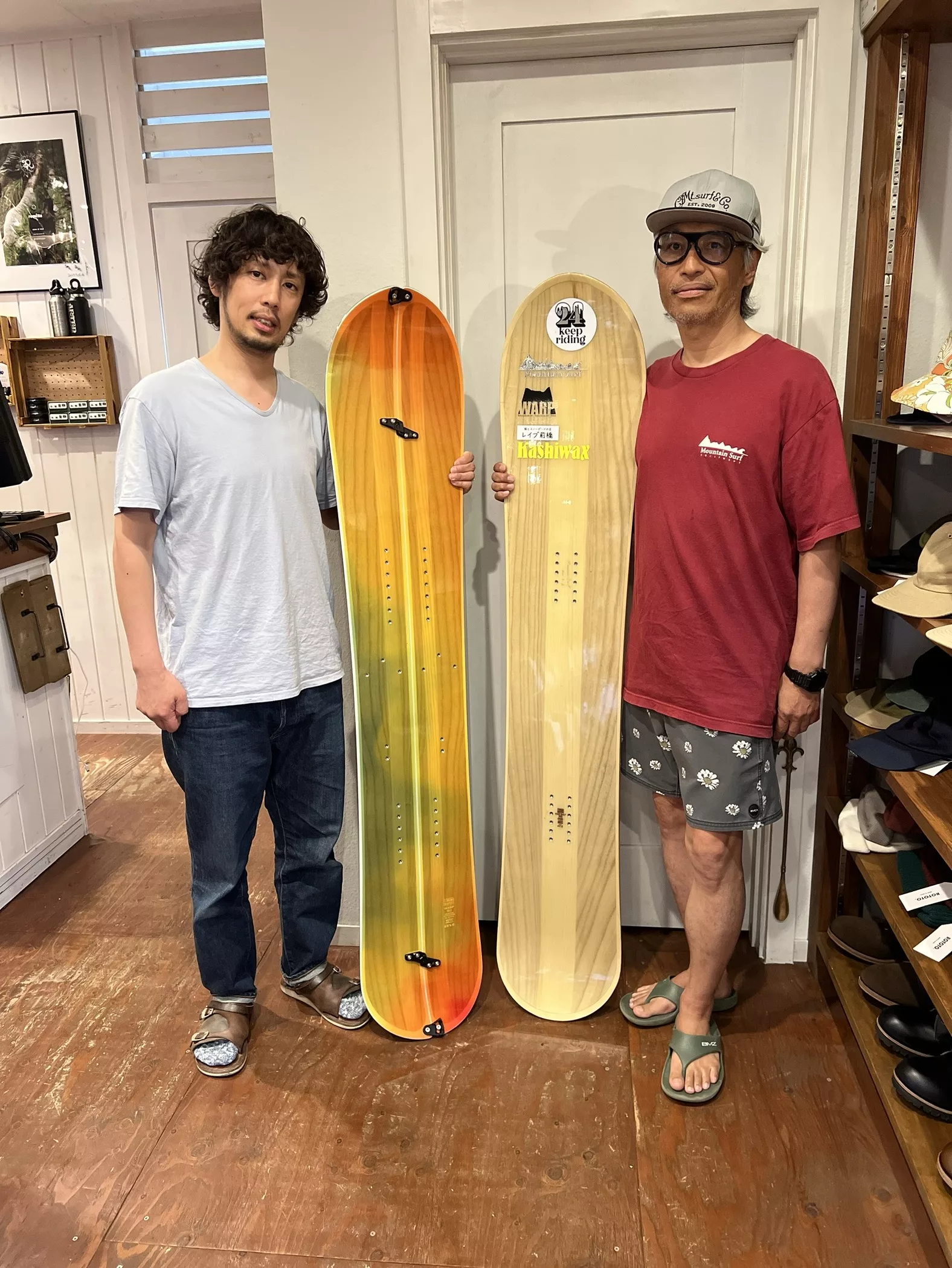 WARPガイド有馬氏とREVEキーチ氏 店内にて REVE別注カラーと通常WARPを持つ